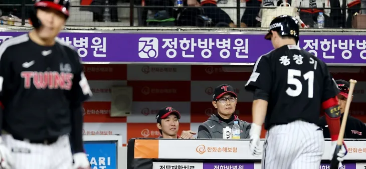 염경엽 LG 트윈스 감독이 29일 대전 한화생명볼파크에서 열린 2025 KBO리그 정규시즌 한화 이글스와의 원정 경기에서 선수들을 바라보고 있다. 뉴스1