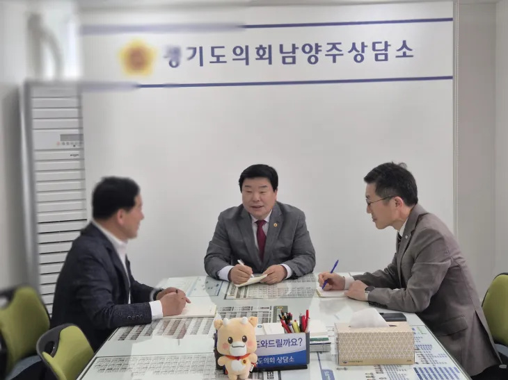 이병길 의원이 4월 30일, 남양주상담소에서 경기도의료원 이필수 원장과 간담회를 갖고 ‘경기 동북부 공공의료원’ 설립 추진과 관련한 현안과 향후 과제에 대해 의견을 나누고 있다.