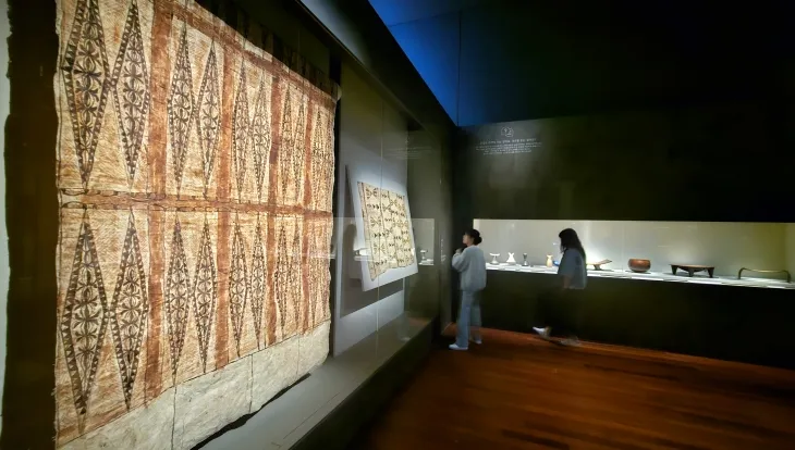 30일 국립중앙박물관에서 개막한  ‘마나 모아나-신성한 바다의 예술, 오세아니아’ 특별전을 관람객들이 돌아보고 있다.