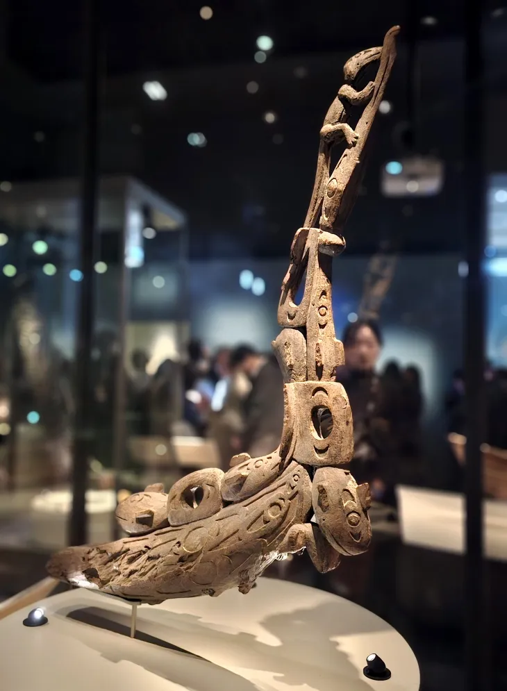 ‘마나 모아나-신성한 바다의 예술, 오세아니아’ 특별전을 관람객들이 돌아보고 있다.