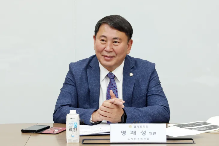 명재성 의원이 ‘경기도 도심 복합개발 지원에 관한 조례안’ 토론회에서 전문가들의 의견을 경청하고 있다.