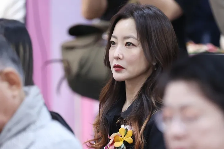 배우 김희선이 16일 서울 강남구 코엑스에서 열린 제43회 화랑미술제 개막식에 참석하고 있다. 2025.4.16 연합뉴스