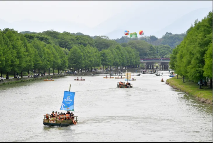 2024년 5월 열린 담양 대나무축제장에서 관광객들이 대나무로 만든 카누를 타며 즐기고 있다. (담양군 제공)