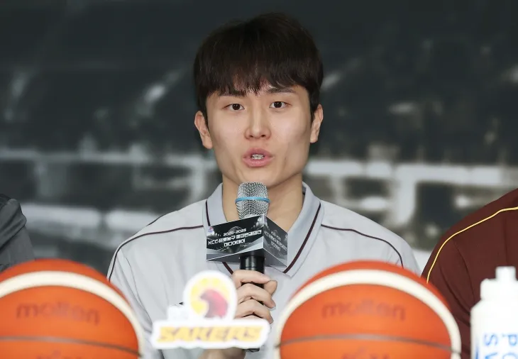 창원 LG 양준석이 1일 서울 강남구 KBL센터에서 열린 2024~25 프로농구 챔피언결정전 미디어데이에서 각오를 밝히고 있다. 연합뉴스