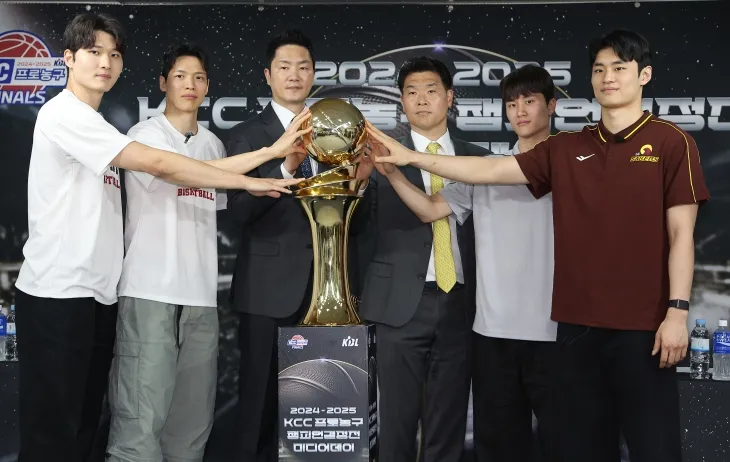 서울 SK와 창원 LG의 감독, 선수들이 1일 서울 강남구 KBL센터에서 열린 2024~25 프로농구 챔피언결정전 미디어데이에서 각오를 다지고 있다. 왼쪽부터 SK 안영준, 김선형, 전희철 감독과 LG 조상현 감독, 양준석, 유기상. 연합뉴스