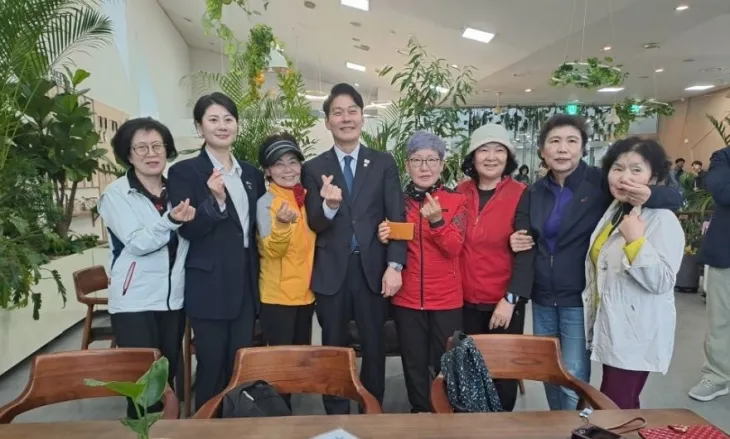 1일 열린 북서울꿈의숲 ‘정원문화힐링센터’ 개소식에서 박수빈 서울시의원이 참석자들과 기념촬영을 하고 있다.