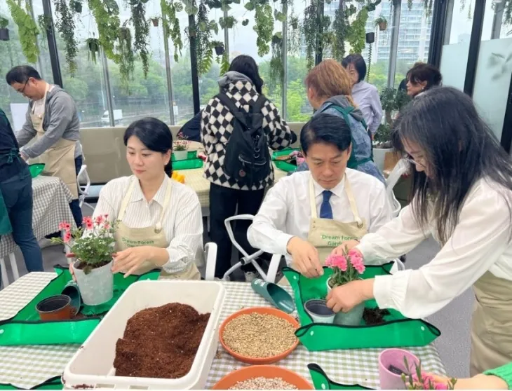이날 진행된 ‘나만의 봄꽃 화분 만들기’ 프로그램에 참가한 박수빈 서울시의원