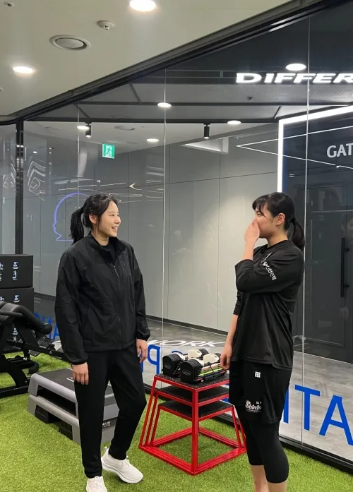 최윤아(왼쪽) 인천 신한은행 신임 감독이 지난달 28일 용인 구단훈련장에서 선수단과 첫 상견례를 마치고 허유정과 대화하고 있다.  인천 신한은행 제공