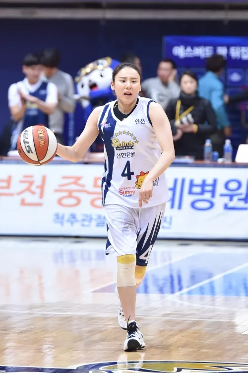 2017년 신한은행 프랜차이즈 선수로 활약.  WKBL 제공