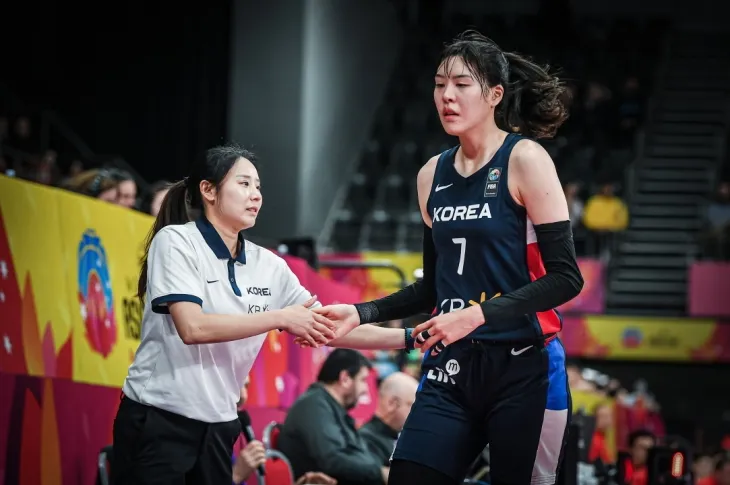 2023년 6월 한국 여자농구 국가대표팀 코치로 박지수와 하이파이브하는 최윤아의 모습.   대한민국농구협회 제공