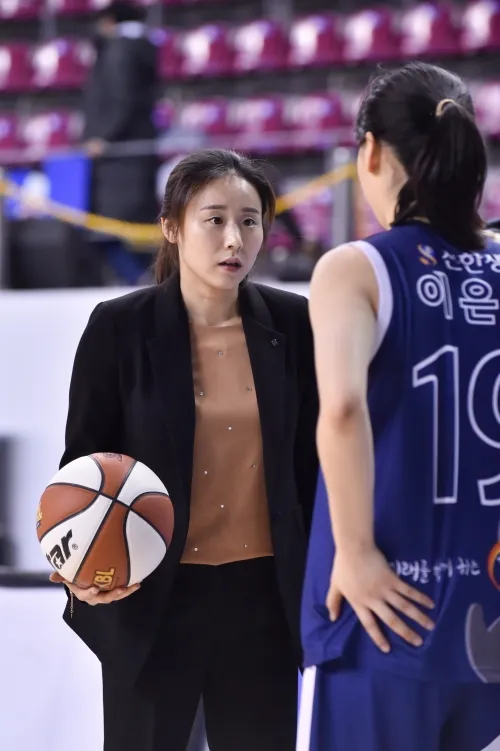 2018년 코치로 신한은행을 이끌었던 경험을 바탕으로 특유의 ‘악바리 정신’을 발휘하겠다고 강조했다. 2025~26시즌 WKBL 막내 감독으로 코트에 나서는 최윤아는 “흔들리지 않는 패기로 부딪치겠다”며 ‘어리다’는 수식어를 거부했다. WKBL 제공