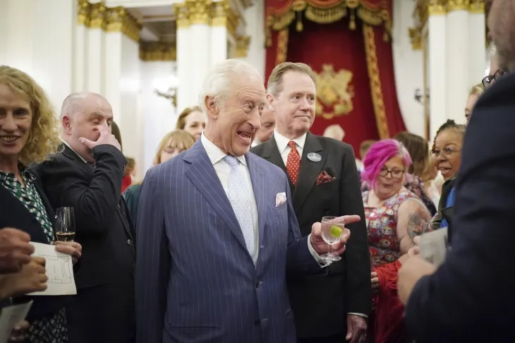 영국 찰스 3세(가운데) 국왕이 30일(현지시간) 런던 버킹엄궁에서 암 환자 지원 행사를 열고 참석자들을 격려하고 있다. 런던 로이터 연합뉴스