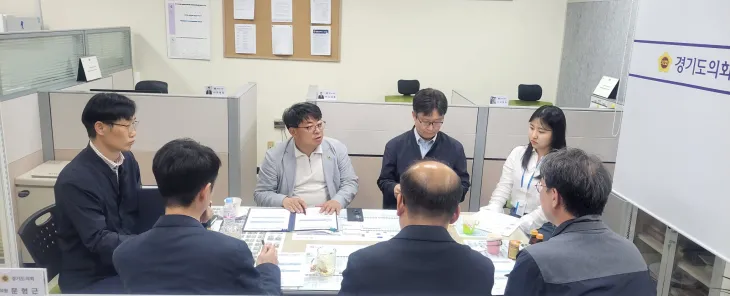 김재훈 의원이 4월 30일, 정담회를 개최하고 경기주택도시공사(GH) 컴팩트시티사업단, 주택공급부, 보상부 관계자들과 함께 관양고 주변 도시개발사업과 인덕원 도시개발사업에 대한 주요 개발 현안을 논의하고 있다.