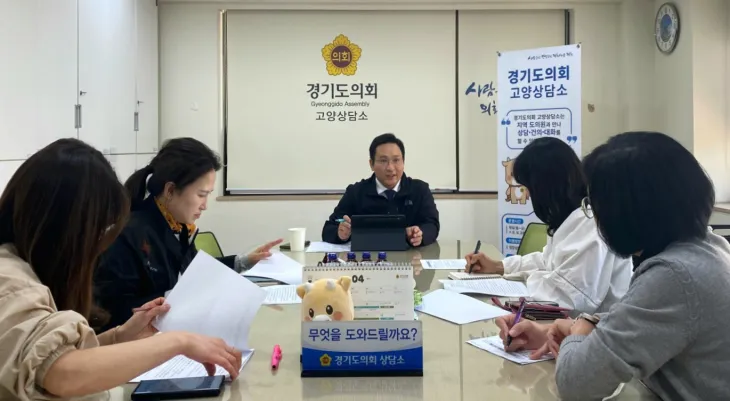 변재석 의원이 4월 30일, 시립가정어린이집연합회 회원들과 정담회를 열고, 유보통합 추진 과정에서 소외되고 있는 소규모 어린이집의 현실과 목소리를 청취하고 있다.