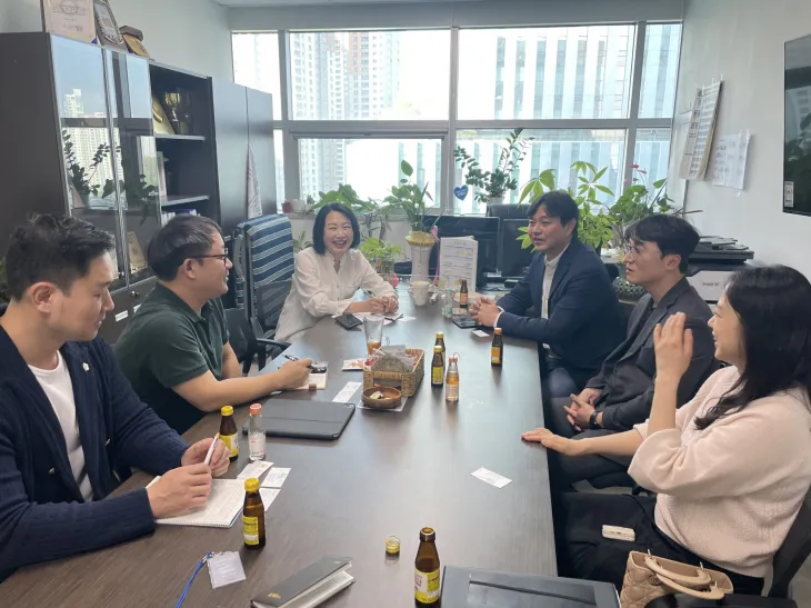 이병숙 의원이 4월 29일, 간담회를 열고 신규 입주한 영통 푸르지오 일대의 교통 및 생활환경 문제 등 해결을 위해 의견을 교환하고 있다. 주민대표단을 비롯한 수원남부경찰서 관계자, 염태영 국회의원 보좌관 등이 함께하고 있다.