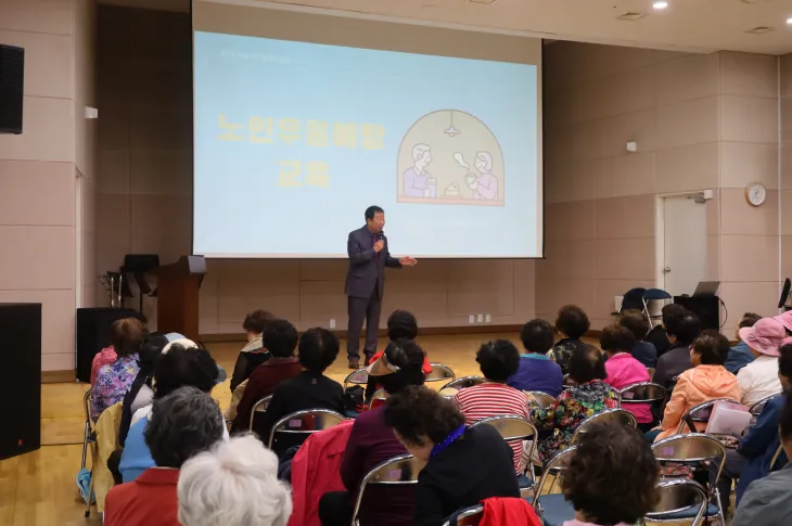 임상오 의원이 4월 30일, 동두천시 노인복지관에서 진행된 정신건강 예방 교육에서 ‘119안심콜 서비스’의 필요성을 강조하며 고령층의 적극적인 등록을 당부하고 있다.