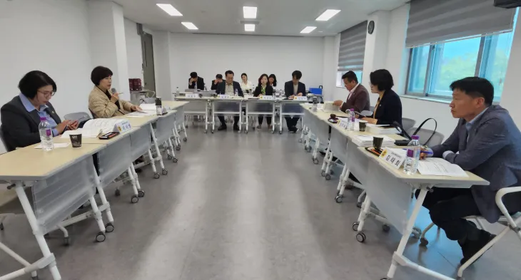 이채영 의원(왼쪽 두 번째)이 4월 30일, 화성시 봉담읍 소재 화성시민대학에서 개최된 ‘경기도의회 조례시행추진관리단’ 현장정책회의에서 발언하고 있는 모습.