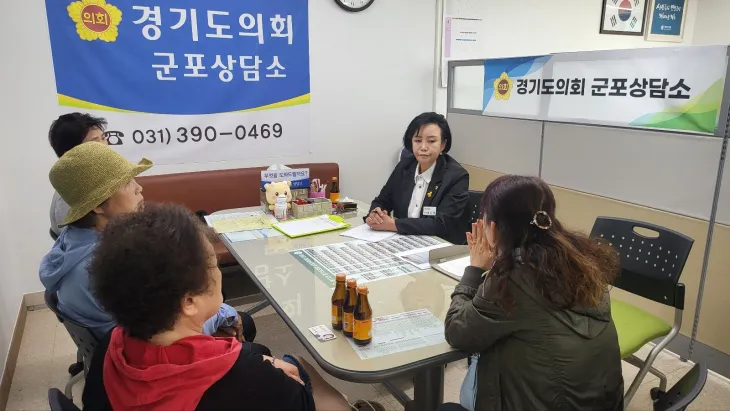 정윤경 부의장이 4월 29일, 경기도의회 군포 지역상담소에서 정담회를 갖고 금정3구역 비상대책위원회 위원들과 재개발 사업에 대한 주민들의 우려와 민원을 청취하고 있다.