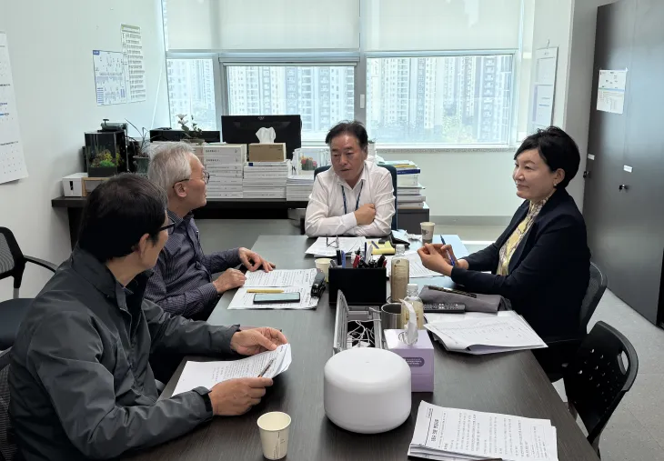 김동규 의원과 이채명 의원이 ‘요양보호사 처우개선’을 위한 간담회를 갖고, 전국요양보호사협회 이상무 부회장, 이시정 기획위원장과 함께 제안사항에 대한 의견을 나누고 있다.