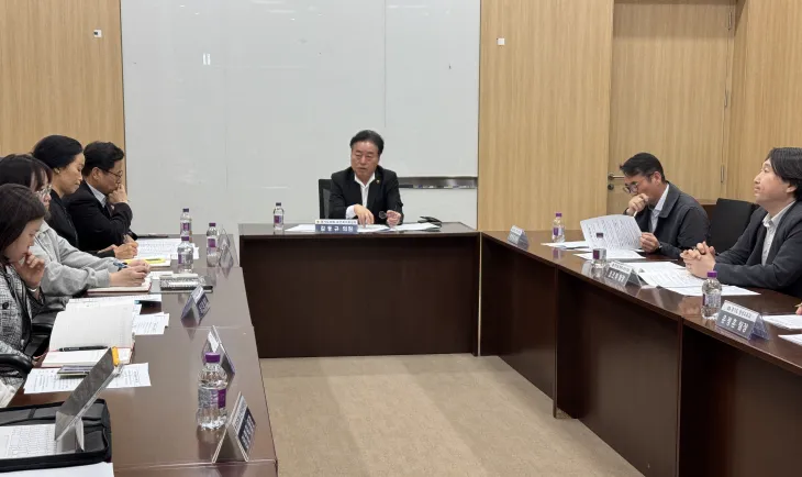 김동규 의원이 4월 30일, 보건의료정책과와 노인복지과, 이민사회정책과와 평생교육과, 경기복지재단 정책연구팀이 참석한 가운데, ‘경기도 외국인간병 시범사업’ 추진을 위한 2차 실무자 간담회를 개최했다.