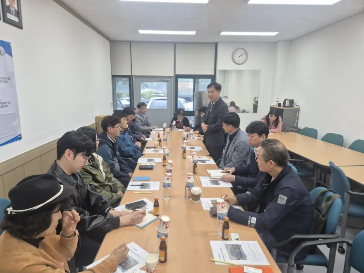 윤종영 의원이 5월 1일, 연천군 백학면행정복지센터에서 군마 ‘레클리스’ 기념행사 개최를 위한 실무회의를 주재하고 있다.