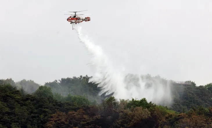 1일 오전 산림청, 소방 소속 헬기들이 대구 북구 함지산 산불 진화작업을 하고 있다. 대구 연합뉴스