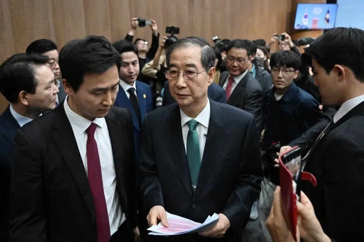 한덕수 전 국무총리가 2일 국회 소통관에서 ‘국민께 드리는 약속’을 주제로 제21대 대통령 선거 출마 선언을 한 뒤 이동하고 있다. 2025.5.2 홍윤기 기자