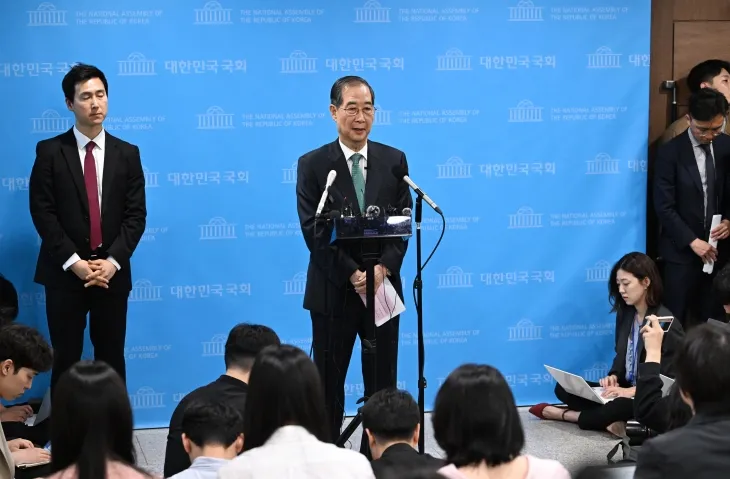 한덕수 전 국무총리가 2일 국회 소통관에서 ‘국민께 드리는 약속’을 주제로 제21대 대통령 선거 출마 선언을 한 뒤 이동하고 있다. 2025.5.2 홍윤기 기자