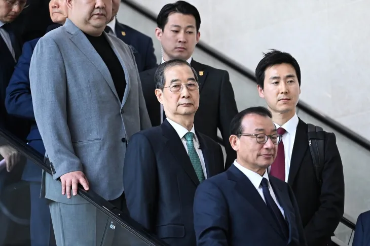 한덕수 전 국무총리가 2일 국회 소통관에서 ‘국민께 드리는 약속’을 주제로 제21대 대통령 선거 출마 선언을 한 뒤 이동하고 있다. 2025.5.2 홍윤기 기자