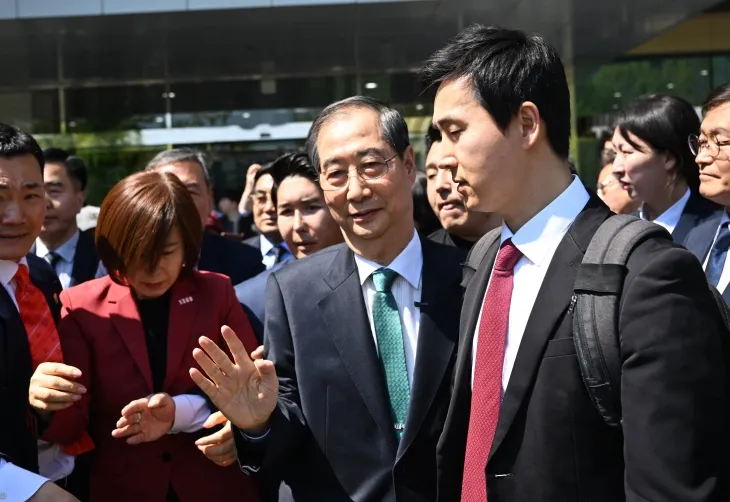 한덕수 전 국무총리가 2일 국회 소통관에서 ‘국민께 드리는 약속’을 주제로 제21대 대통령 선거 출마 선언을 한 뒤 이동하고 있다. 2025.5.2 홍윤기 기자