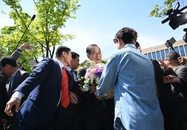 한덕수 전 국무총리가 2일 국회 소통관에서 ‘국민께 드리는 약속’을 주제로 제21대 대통령 선거 출마 선언을 한 뒤 이동하고 있다. 2025.5.2 홍윤기 기자