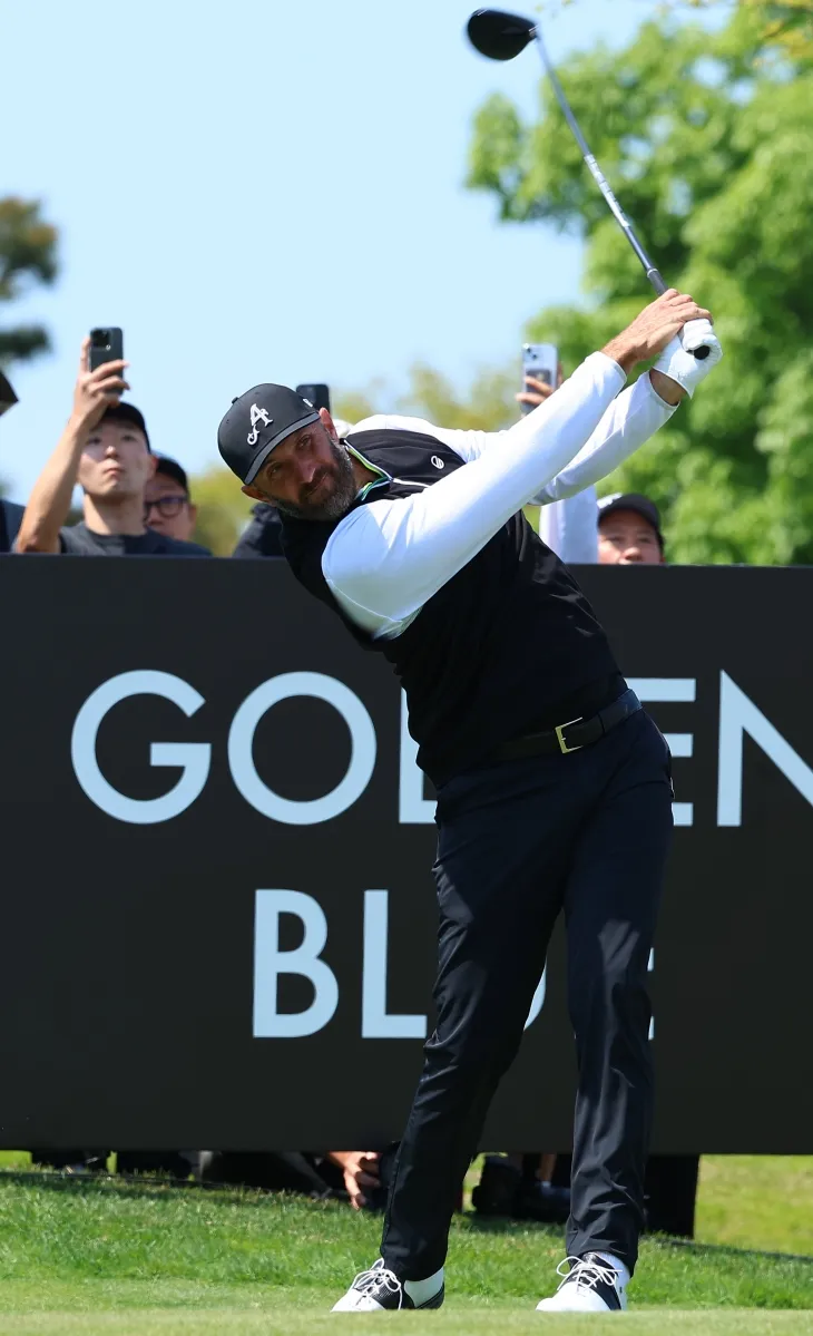 티샷하는 더스틴 존슨