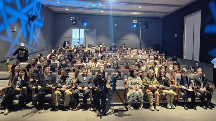 제주4·3평화상 수상자 스베틀라나 알렉시예비치 작가가 북토크에 참여한 관객들과 기념촬영을 하고 있다. 4·3평화재단 제공