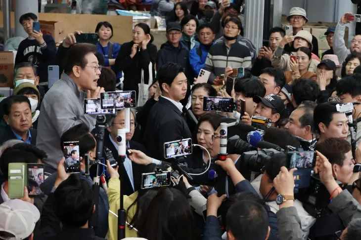더불어민주당 이재명 대선 후보가 ‘골목골목 경청투어’ 사흘째인 3일 강원도 양양군 양양시장에서 도민들에게 지지를 호소하고 있다. 2025.5.3 연합뉴스
