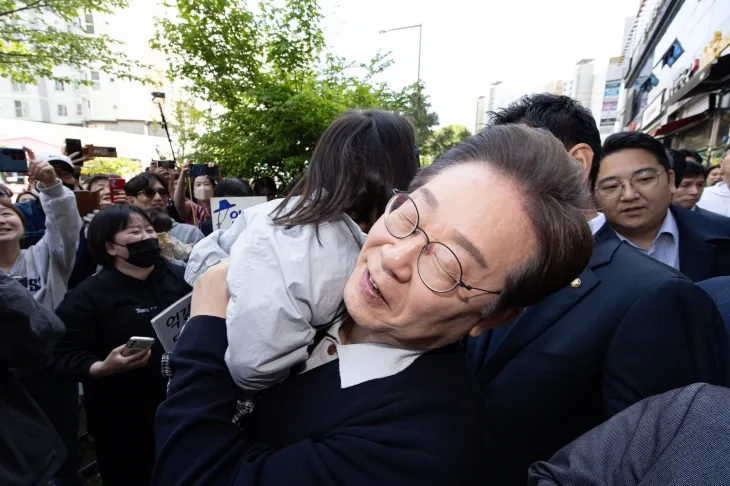 아이 안아주는 이재명