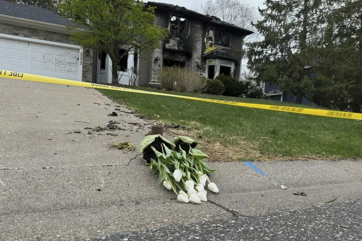 지난 2일(현지시간) 화재 피해를 입은 질 소불의 미국 미네소타주 우드버리 자택 앞에 그의 사망을 추모하는 꽃이 높여 있다. 2025.5.2 AP 연합뉴스