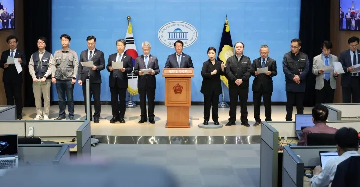 더불어민주당 문금주 의원 등 ‘내란 은폐 및 알박기 인사 저지 특별위원회’ 소속 의원들이 28일 서울 여의도 국회 소통관에서 공공기관운영위원회의 한국마사회장 인선안 등에 반대하며 ‘알박기 인사’ 중단을 촉구하고 있다. 2025.4.28. 연합뉴스