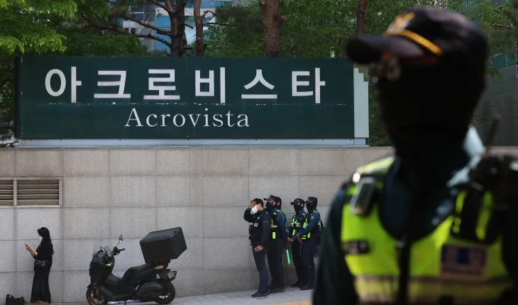 윤석열 전 대통령 부부와 건진법사 전성배씨 사이의 각종 의혹을 수사 중인 검찰이 윤 전 대통령의 사저에 대해 압수수색에 들어간 지난달 30일 서울 서초구 아크로비스타 앞에서 경찰들이 근무를 서고 있다. 연합뉴스