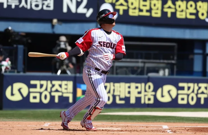 LG 트윈스 문보경이 4일 서울 잠실야구장에서 열린 2025 KBO리그 정규시즌 SSG 랜더스와의 홈 경기에서 홈런을 치고 있다. LG 트윈스 제공