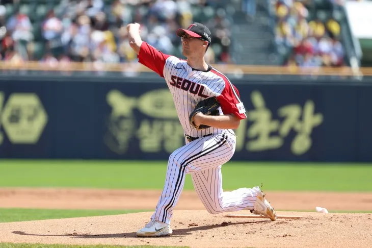 LG 트윈스 코엔 윈이 4일 서울 잠실야구장에서 열린 2025 KBO리그 정규시즌 SSG 랜더스와의 홈 경기에서 공을 던지고 있다. LG 트윈스 제공