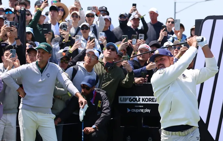 갤러리들 이목 집중시키는 디섐보의 티샷