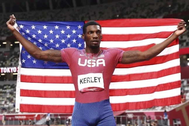 미국의 프레드 컬리가 일본 도쿄 올림픽 스타디움에서 열린 2020 도쿄올림픽 육상 남자 100m에서 은메달을 차지한 뒤 성조기를 들고 세리머니를 하고 있다. 2021.8.1 AP 연합뉴스 자료사진