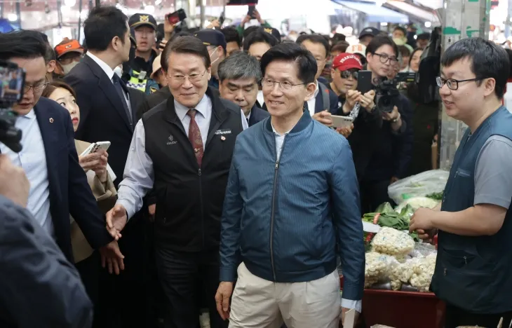 국민의힘 김문수 대선 후보가 4일 경기도 의정부제일시장을 방문하고 있다. 연합뉴스
