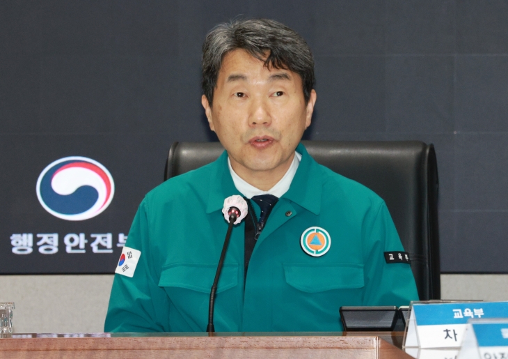 이주호 대통령 권한대행 부총리 겸 교육부 장관이 2일 정부서울청사 재난안전상황실에서 재난안전 현안점검 회의를 하고 있다. 2025.5.2. 연합뉴스