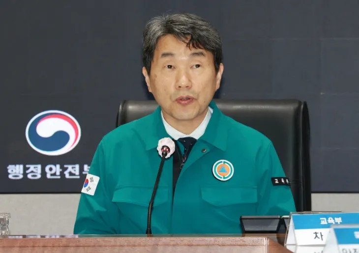 이주호 대통령 권한대행 부총리 겸 교육부 장관이 2일 정부서울청사 재난안전상황실에서 재난안전 현안점검 회의를 하고 있다. 2025.5.2. 연합뉴스