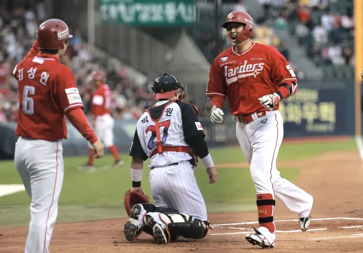 SSG 랜더스 최정이 2일 서울 잠실야구장에서 열린 2025 KBO리그 정규시즌 LG 트윈스와의 원정 경기에서 홈런을 친 뒤 그라운드를 돌고 있다. 뉴시스