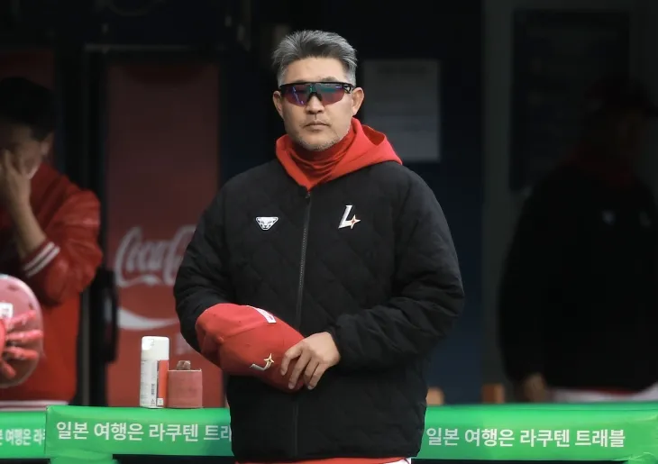 이숭용 SSG 랜더스 감독이 2일 서울 잠실야구장에서 열린 2025 KBO리그 정규시즌 LG 트윈스와의 원정 경기를 지켜보고 있다. 뉴시스