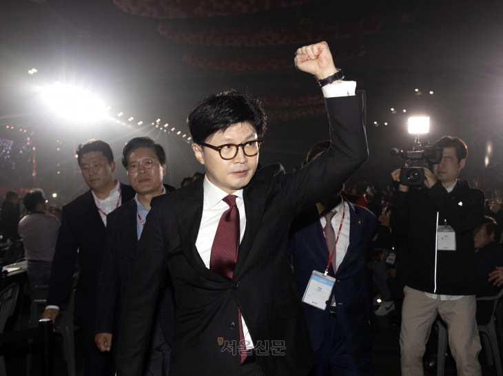 한동훈 전 국민의힘 대표가 지난 3일 경기 고양시 킨텍스에서 열린 21대 대통령 선거 후보자 선출을 위한 제5차 전당대회에 참석하면서 주먹을 불끈 쥔 채 왼손을 들어 보이고 있다. 홍윤기 기자