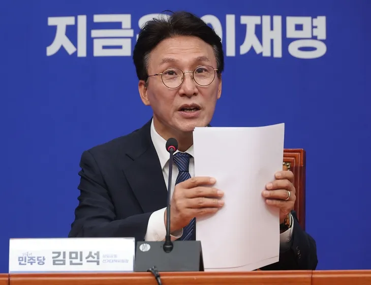 기자간담회 하는 김민석 선대위원장