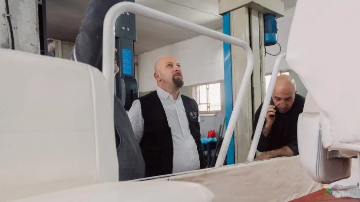 관계자들이 포프 모빌 개조 작업을 논의하는 모습. 국제카리타스 제공.